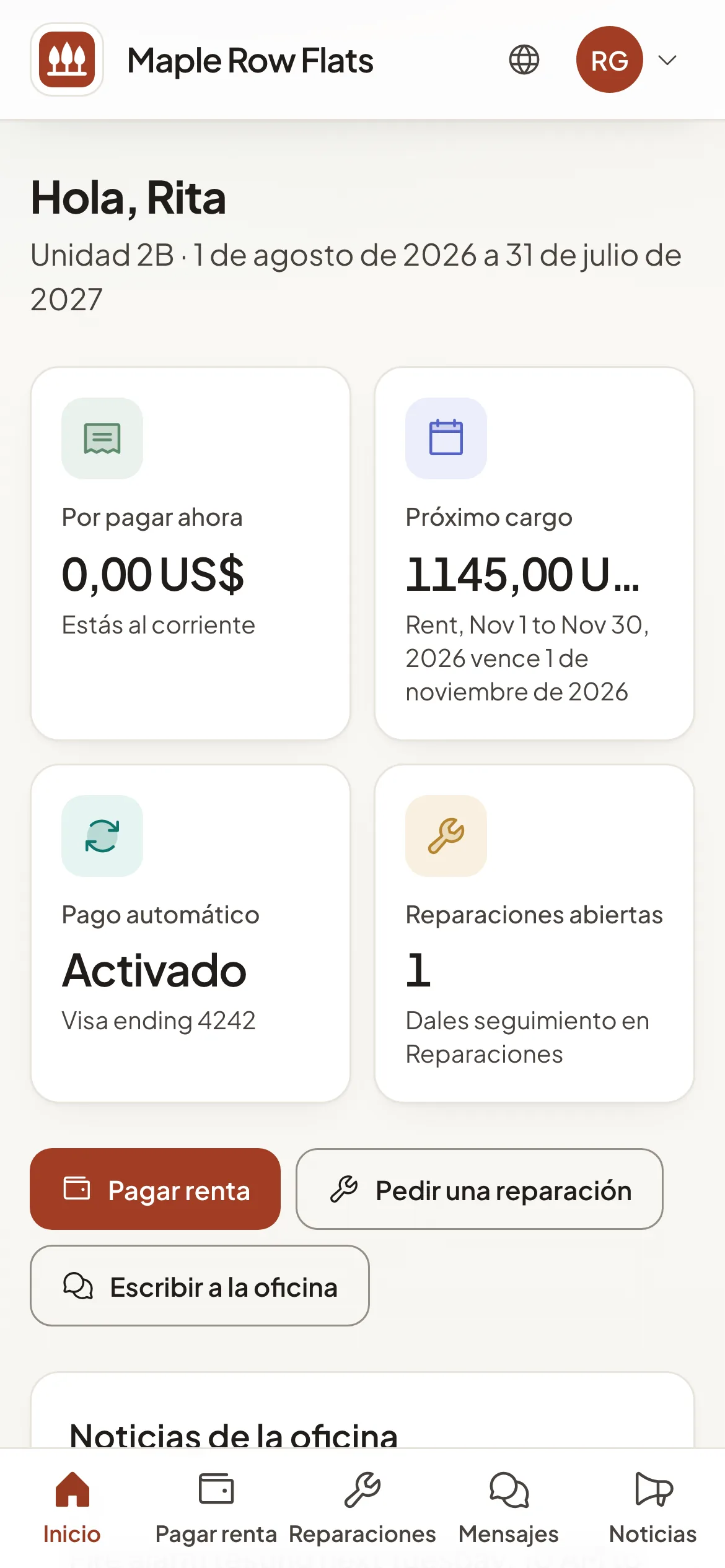 El inicio de un portal de residentes en un teléfono: lo que vence ahora, el próximo cargo, el pago automático y las reparaciones abiertas, botones para pagar la renta, pedir una reparación y escribir a la oficina, y las pestañas abajo.