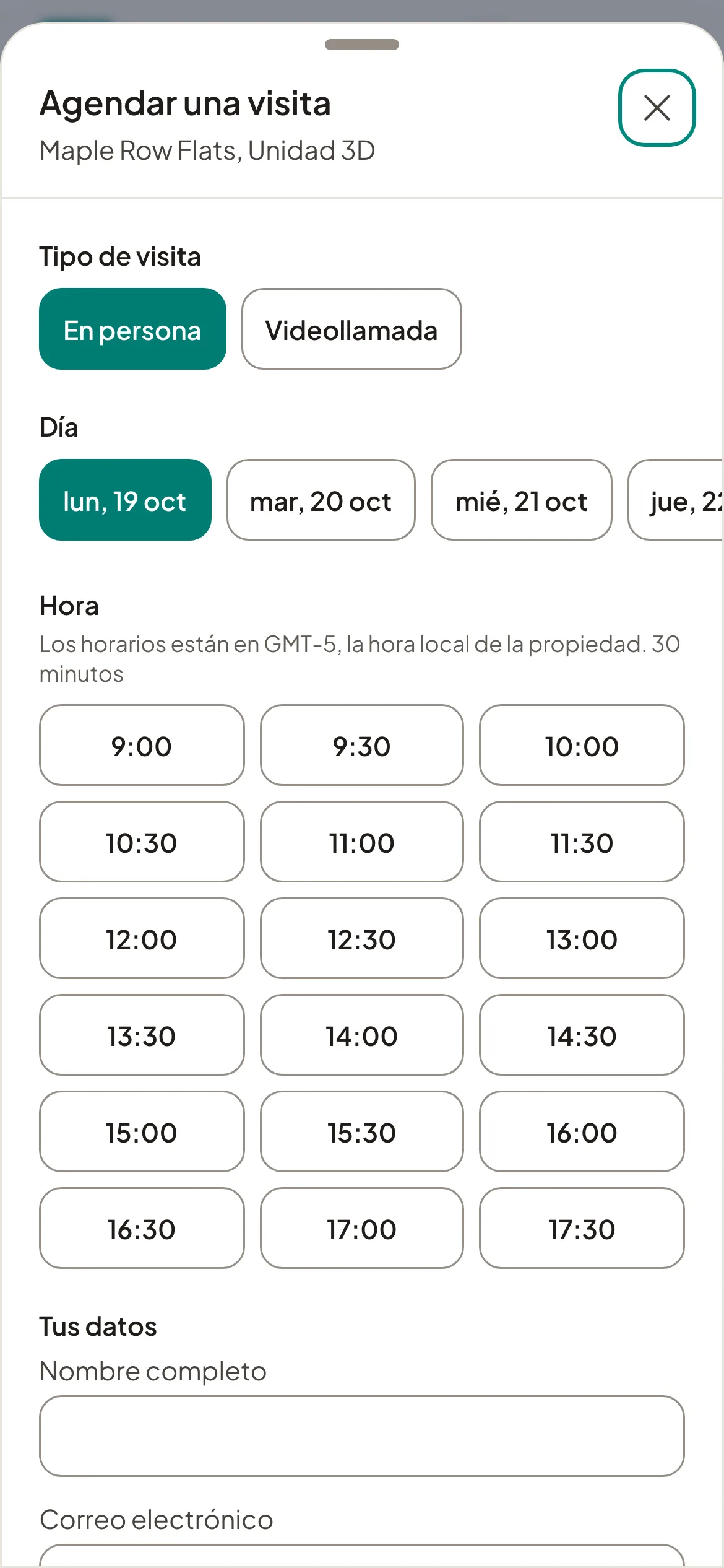 El panel para agendar una visita en un teléfono, con En persona o Videollamada, una fila de días y una cuadrícula de horarios disponibles en la hora local de la propiedad.